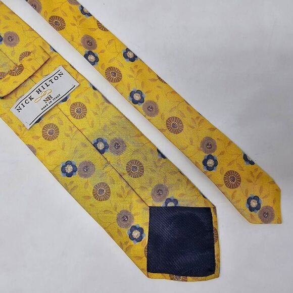 NICK HILTON SILK TIE YELLOW GOLD BLUE FLORAL PATTERN  ITALY SMOOTH 3.25" - Picture 2 of 2